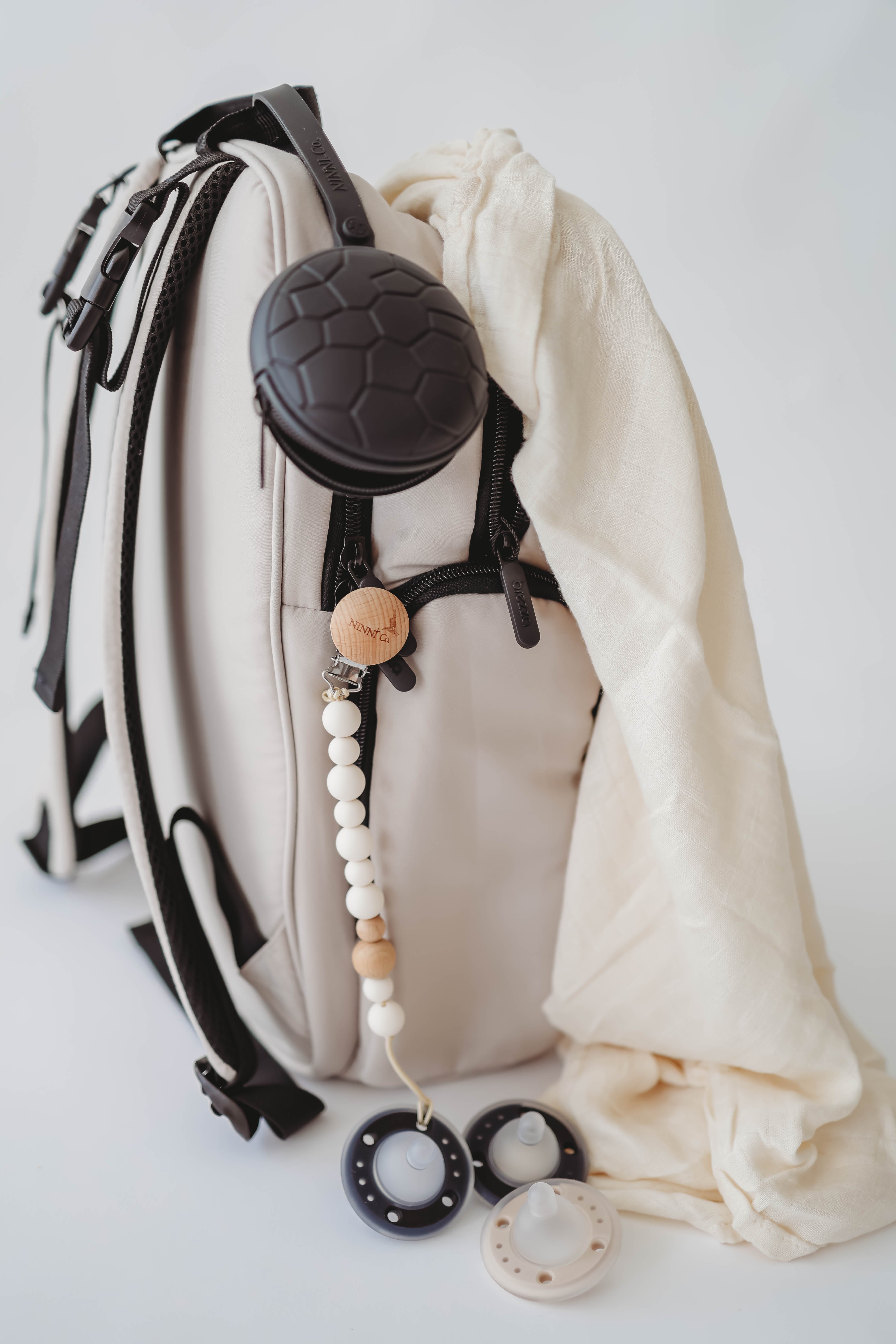 小物 NICENESS BLACKIE BPA Free Silicone Pacifier Case in Jet Black - Ninni Co.